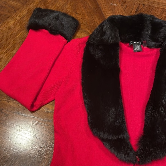 ♥️👑Red vintage sweater w/ faux fur collar and cuffs - Picture 2 of 8